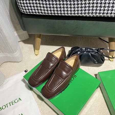 Bottega Veneta Square toe leather shoes