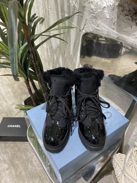 Prada Boots patent leather Fur light and soft outsole