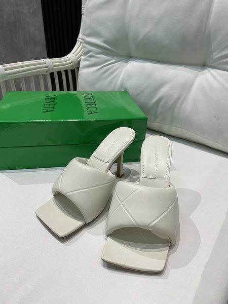 Valentino High-end replica lozenge bread slippers