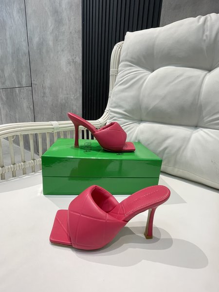 Valentino BV rhombus bread slippers high-end replica design Italian material peas outsole lollipop powder a fluorescent rose red