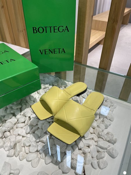 Valentino BV lozenge flat slippers