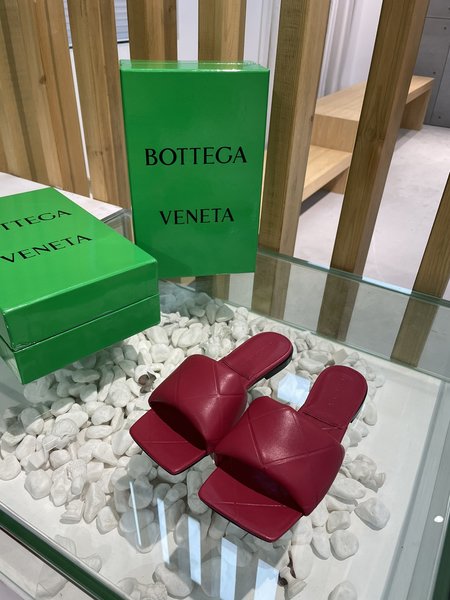 Valentino High-end replica design of BV lozenge bread slippers