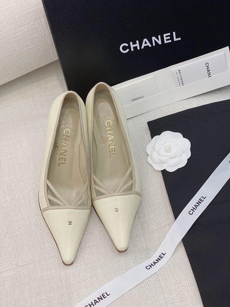 Chanel Vintage pointed gold CC pumps