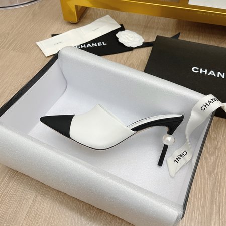 Chanel Pointed high-heeled CoCo pearls and Pumps