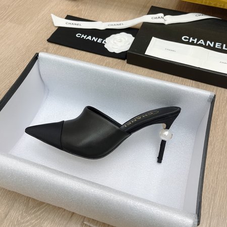 Chanel Pointed high-heeled CoCo pearls and Pumps