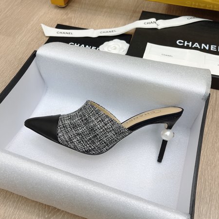 Chanel Pointed high-heeled CoCo pearls and Pumps