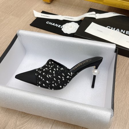 Chanel Pointed high-heeled CoCo pearls and Pumps