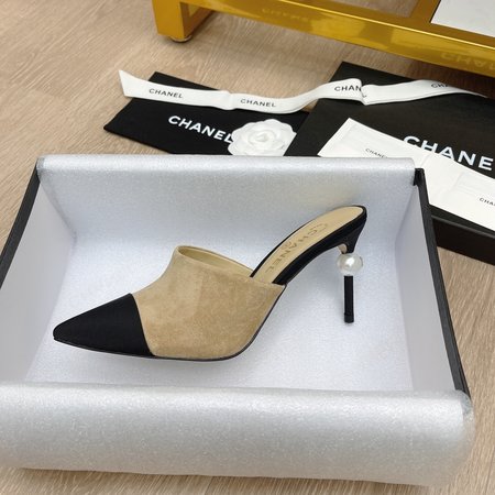 Chanel Pointed high-heeled CoCo pearls and Pumps