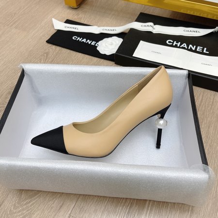 Chanel Pointed high-heeled CoCo pearls and Pumps