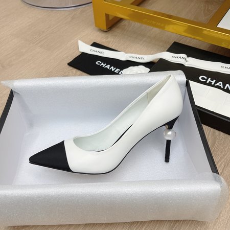 Chanel Pointed high-heeled CoCo pearls and Pumps