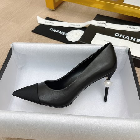 Chanel Pointed high-heeled CoCo pearls and Pumps