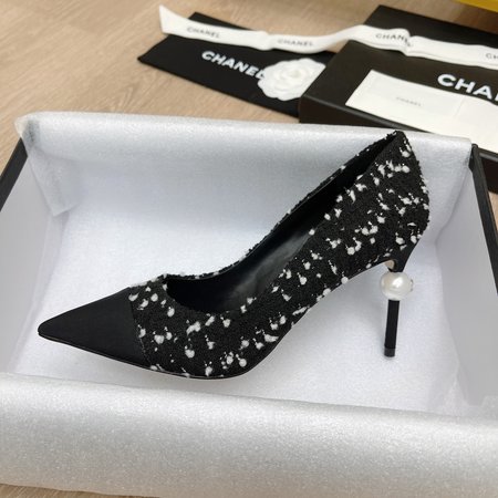 Chanel Pointed high-heeled CoCo pearls and Pumps