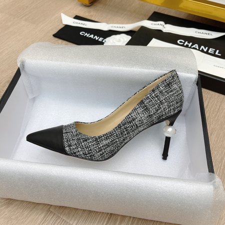 Chanel Pointed high-heeled CoCo pearls and Pumps