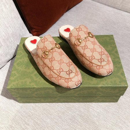 Gucci Embroidered fashion slippers