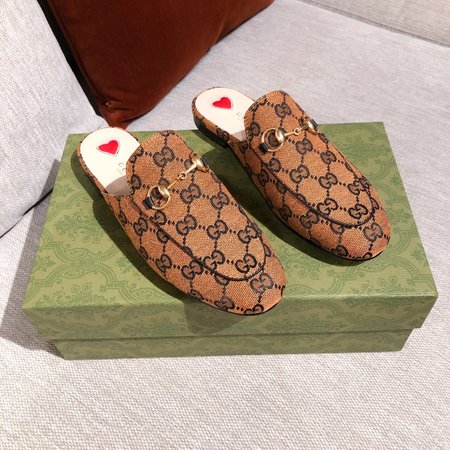 Gucci Embroidered fashion slippers