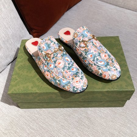 Gucci Embroidered fashion slippers