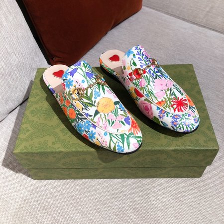 Gucci Embroidered fashion slippers