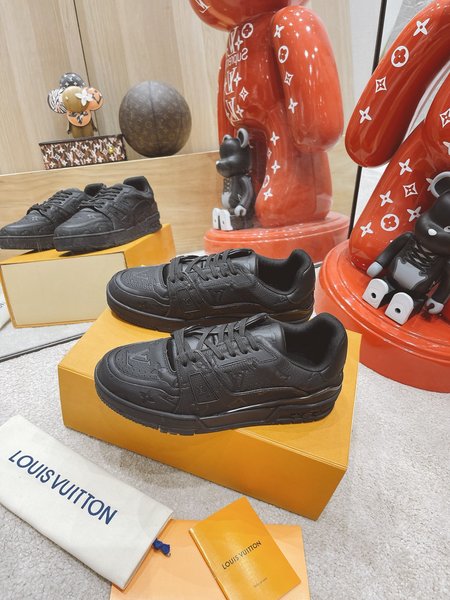 Louis Vuitton Casual sneakers embossed grained cowhide