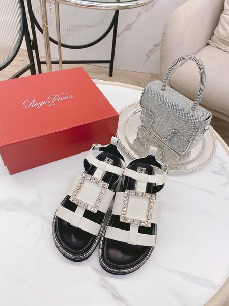 Roger Viver Soft and comfortable buckle sandals
