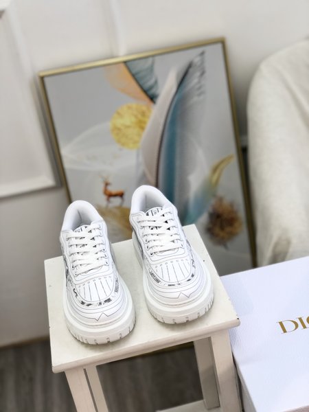 Dior Three-dimensional embossed pattern on platform casual shoes