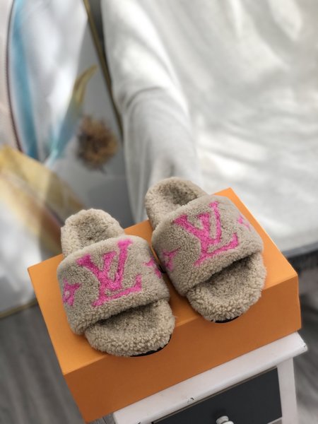 Louis Vuitton Wool slippers