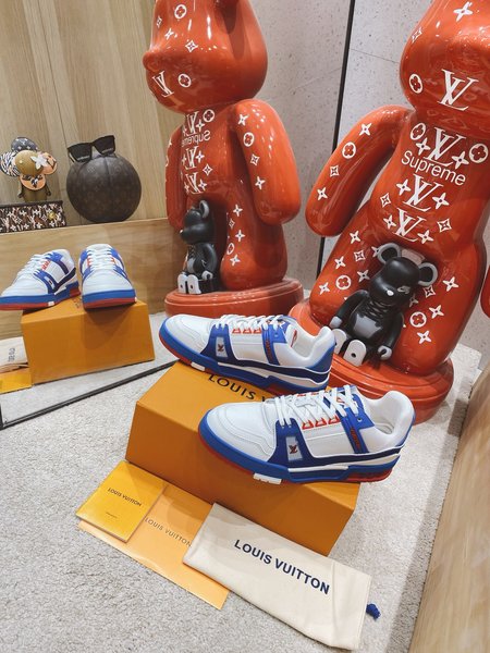 Louis Vuitton Casual sneakers embossed grained cowhide