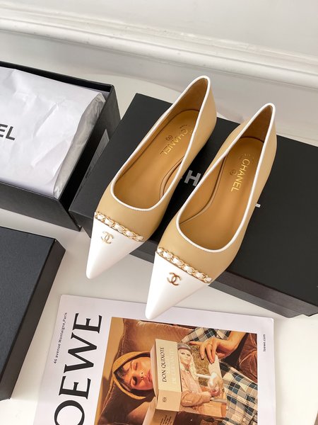 Chanel Pointed toe women s shoes are made of sheepskin and inner silk sheepskin. Heel height: 1.5cm