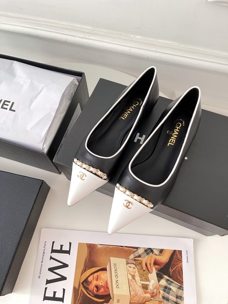 Chanel Pointed toe women s shoes are made of sheepskin and inner silk sheepskin. Heel height: 1.5cm