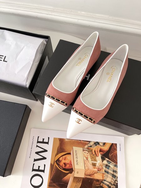 Chanel Pointed toe women s shoes are made of sheepskin and inner silk sheepskin. Heel height: 1.5cm