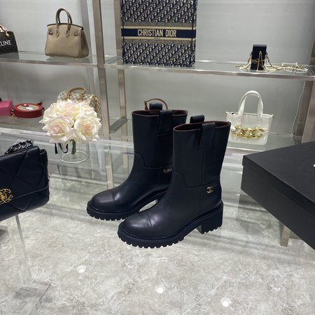 Chanel Elastic band Chelsea booties in shiny leather