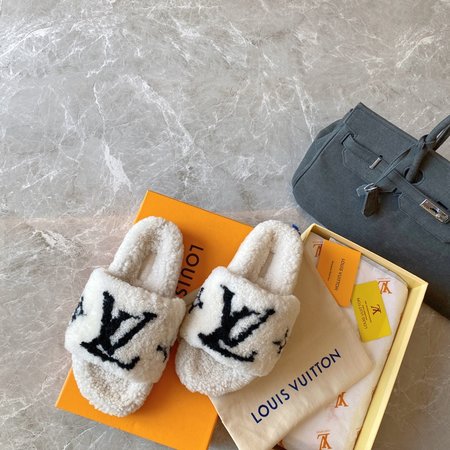 Louis Vuitton Wool slippers