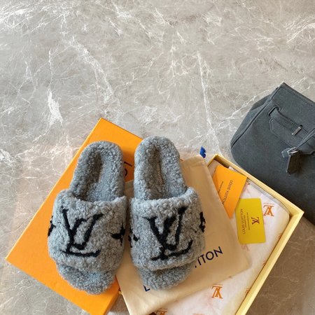 Louis Vuitton Wool slippers