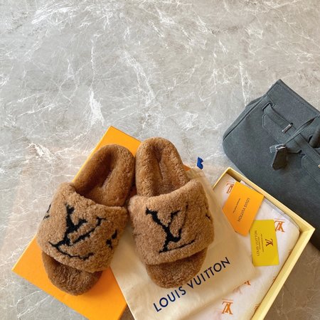 Louis Vuitton Wool slippers