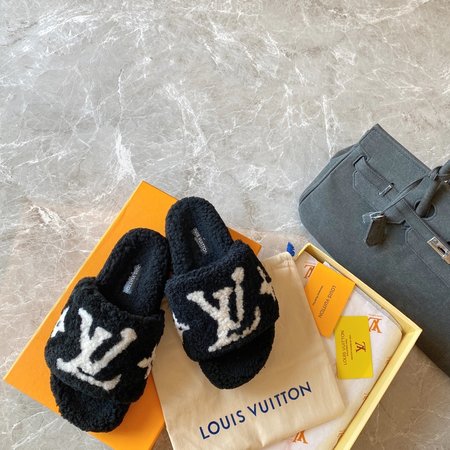 Louis Vuitton Wool slippers