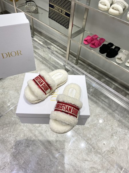 Dior Delicate and elegant woolen slippers with jacquard embroidery