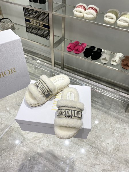 Dior Delicate and elegant woolen slippers with jacquard embroidery