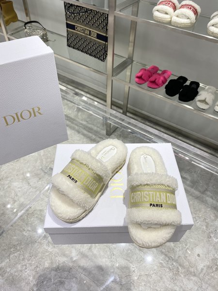 Dior Delicate and elegant woolen slippers with jacquard embroidery