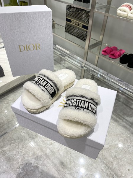 Dior Delicate and elegant woolen slippers with jacquard embroidery