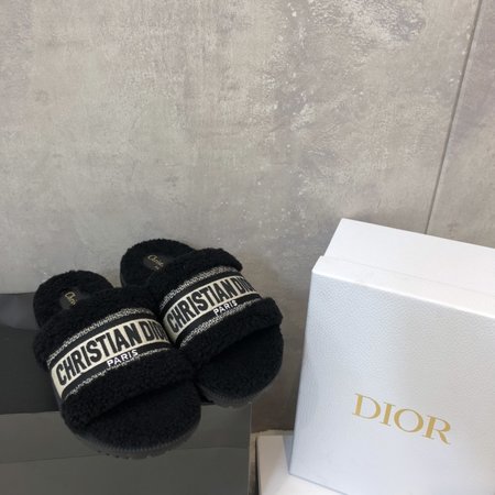 Dior Delicate and elegant woolen slippers with jacquard embroidery