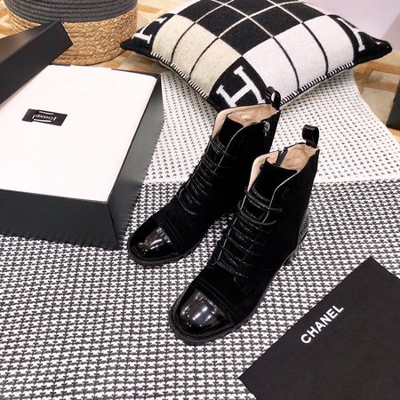 Chanel Short boots cowhide / sheepskin / patent leather, embroidered CC logo, inner sheepskin heel height: 4.5cm