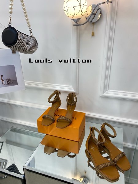 Louis Vuitton Elegant ankle boots with sheepskin insole