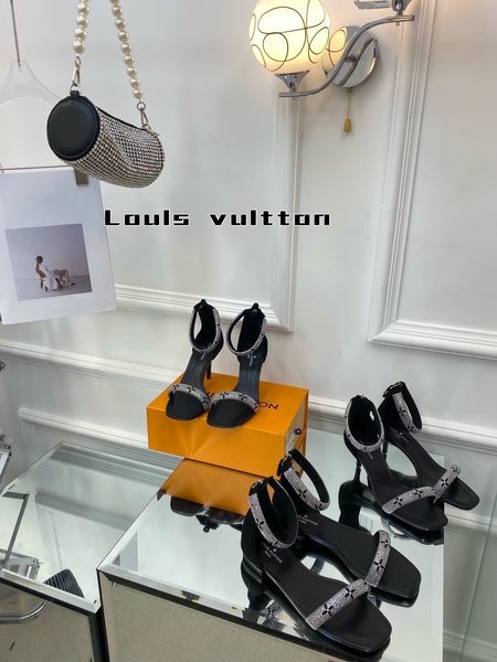 Louis Vuitton Elegant ankle boots with sheepskin insole