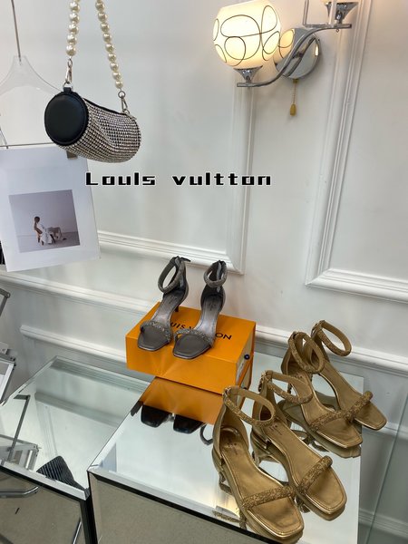 Louis Vuitton Elegant ankle boots with sheepskin insole