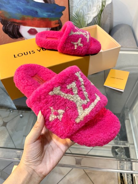 Louis Vuitton Furry slippers wool