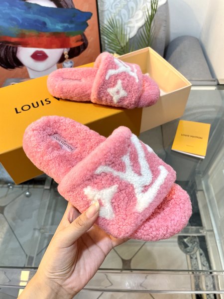 Louis Vuitton Furry slippers wool