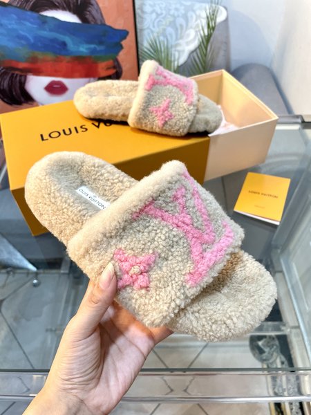 Louis Vuitton Furry slippers wool