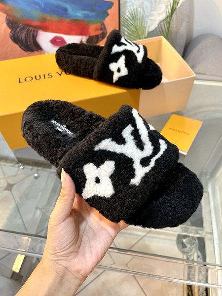 Louis Vuitton Furry slippers wool