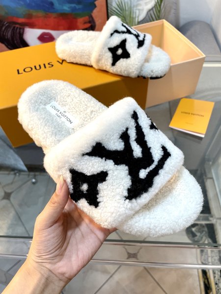 Louis Vuitton Furry slippers wool