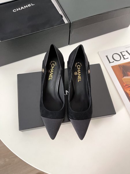 Chanel Pointed toe women s shoes are made of sheepskin and inner silk sheepskin. Heel height: 1.5cm