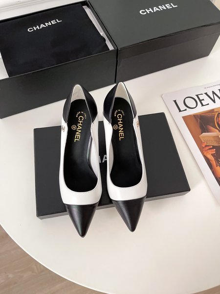 Chanel Pointed toe women s shoes are made of sheepskin and inner silk sheepskin. Heel height: 1.5cm